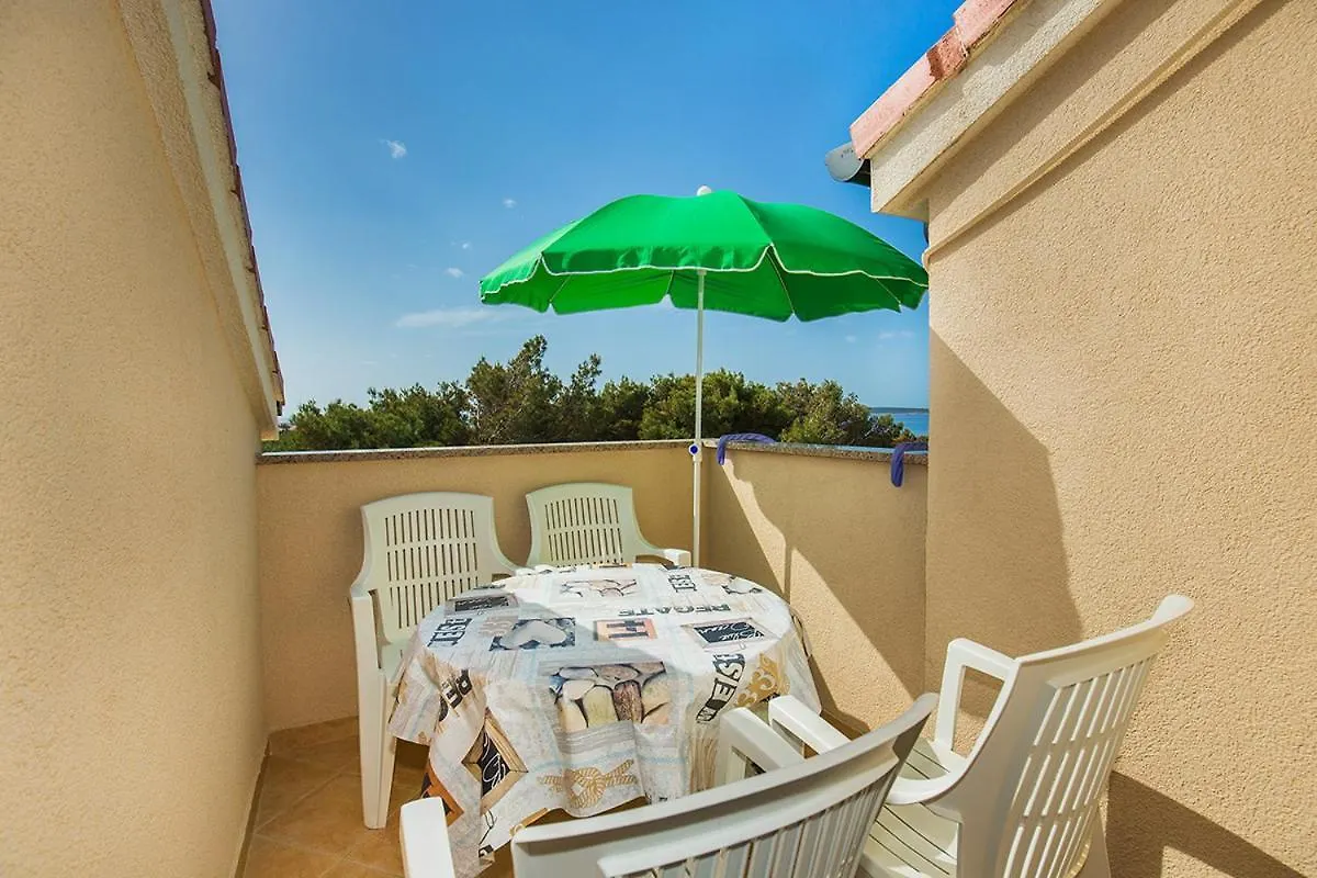 Apartments Sandra Mandre 0*,